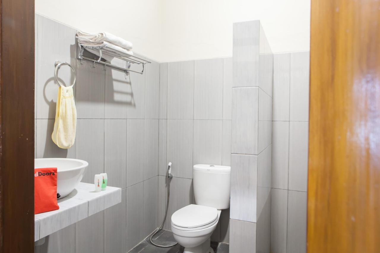 Reddoorz Plus Near Mall Roxy Banyuwangi Banyuwangi  Dış mekan fotoğraf
